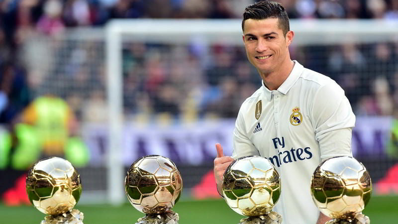 Ronaldo nâng cao Quả bóng Vàng, biểu tượng thành công làm sôi động kèo nhà cái LUCKY88.